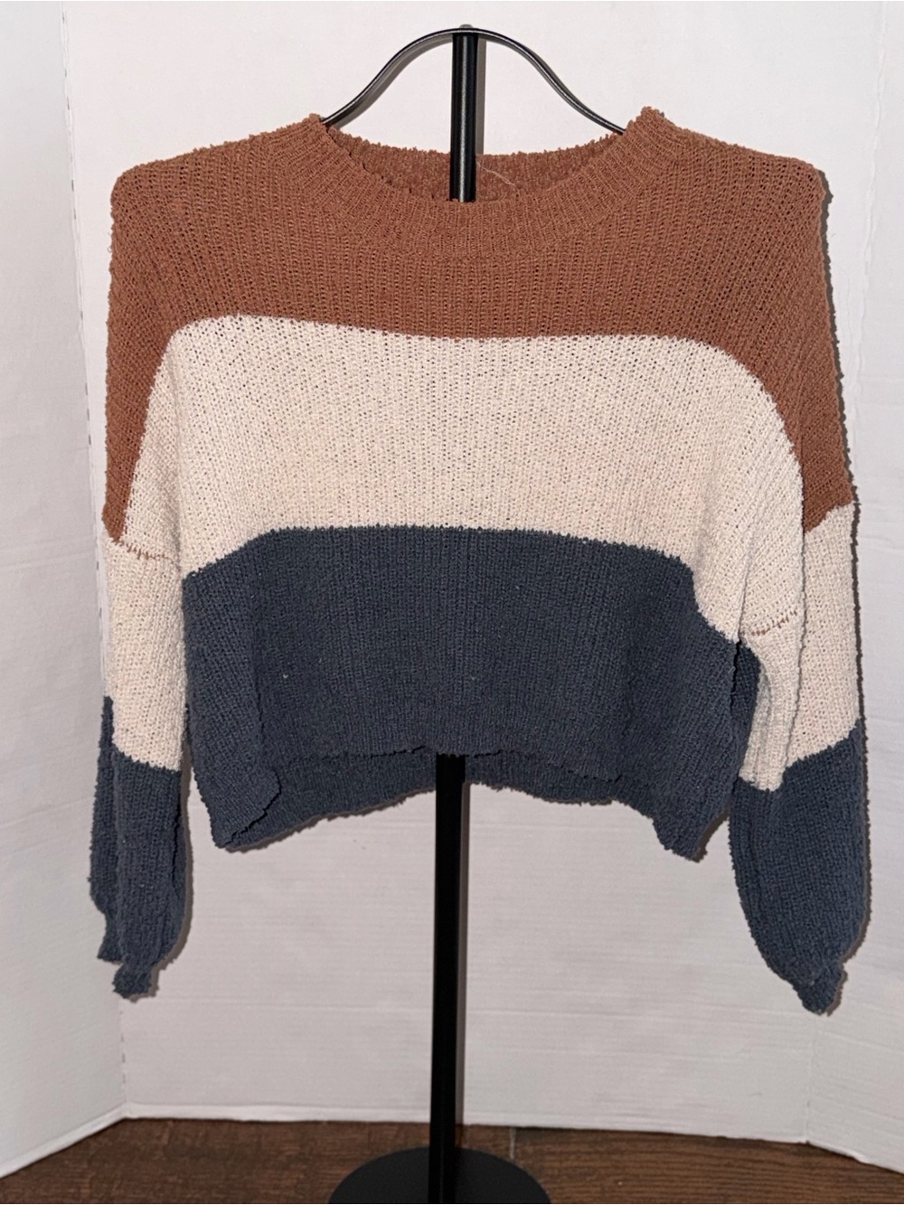 debut Colorblock Cropped Crew Sweater in Brown, Cream & Dark Blue